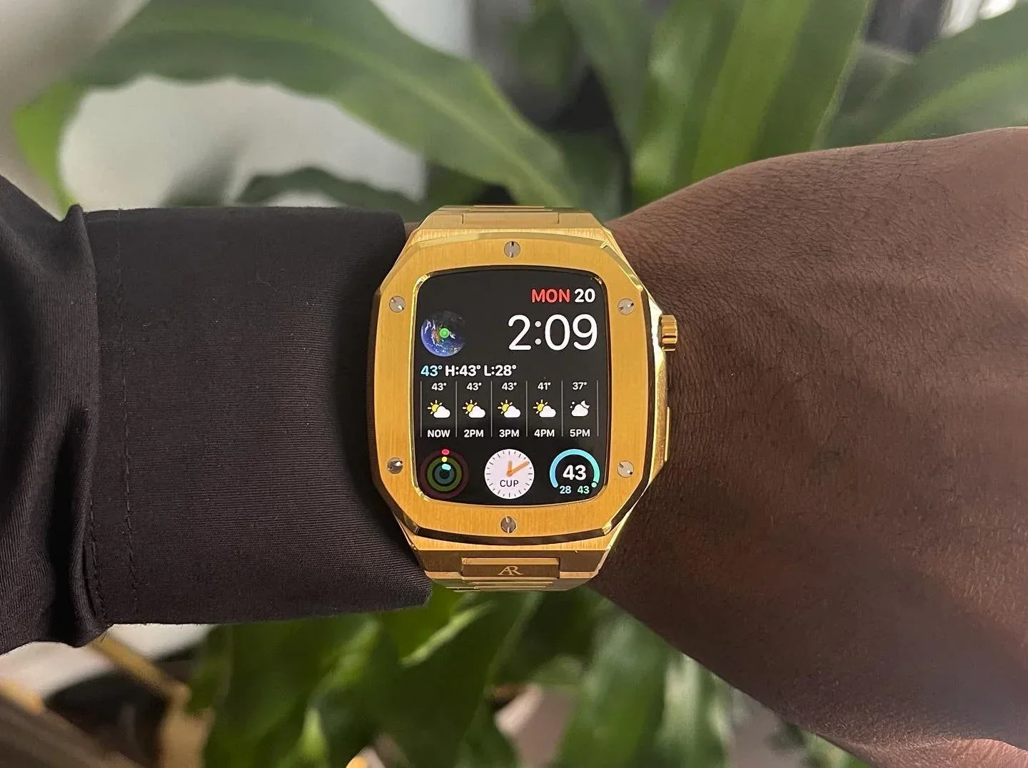 Gold smartwatch case - Image 8